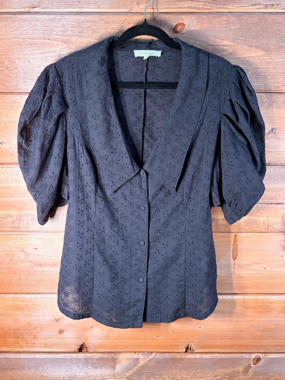 Solitaire Black Eyelet Puff-Sleeve Low Collared V-Neck Blouse Size Large 💕🖤